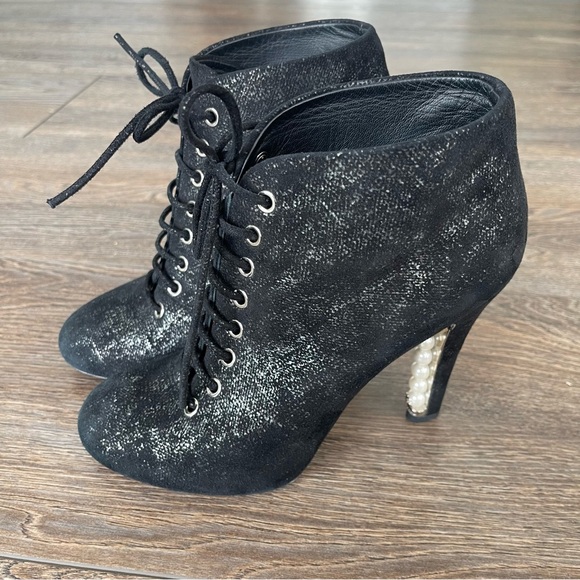 Chanel Pearl CC Logo Black Boots - Picture 2 of 14